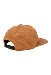 Gorra de pana marrón con visera plana, correa negra ajustable en la parte posterior y superficie texturizada con líneas verticales prensadas.