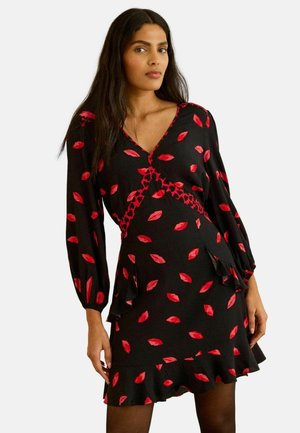 REGULAR FIT - V-NECK RUFFLE MINI TEA - Päevakleit - red lip print