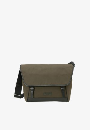 Mala mensageiro de um verde oliva escuro, feita de lona durável, com fecho de aba, detalhes em preto, duas correias frontais e um rótulo de marca.