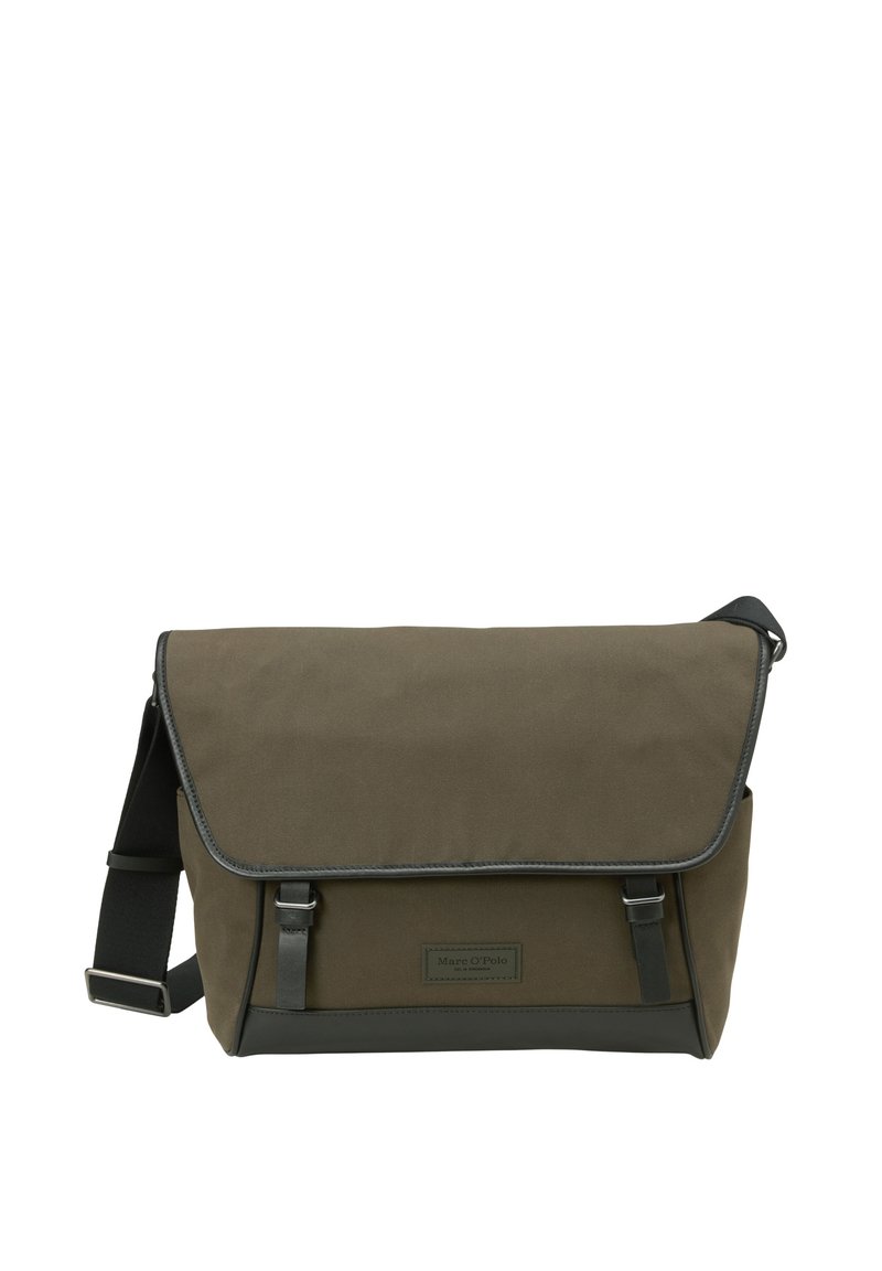 Borsa a tracolla di un verde oliva scuro, realizzata in canvas resistente, con chiusura a patta, dettagli neri, due cinturini anteriori e un'etichetta con marchio.