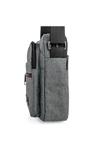 Bolso de hombro de tela gris con superficie texturizada, que cuenta con múltiples bolsillos con cremallera y una correa ajustable robusta.