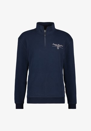 Marineblauwe fleece pullover met hoge kraag en half-ritssluiting. Kenmerkt zich door witte geborduurde branding op de borst, geribde manchetten en zoom.