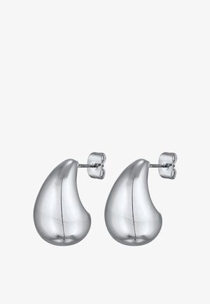 Paire de boucles d’oreilles clous en argent poli en forme de goutte avec fermoirs papillon sur fond blanc.