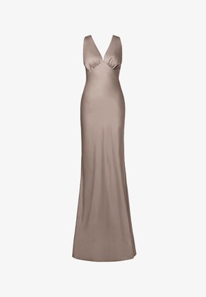 Ærmeløs gulvlængde kjole i taupe satin med dyb V-hals og rynket detalje under brystet, tætsiddende ved taljen og hoften.