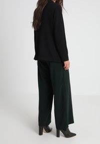 ONLY Petite Abrigo corto - black