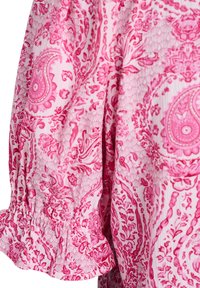 Pink paisley uzorak tkanine s naboranom ivicom, koji sadrži složene cvjetne i kružne dizajne, prikazujući glatku teksturu i lagani materijal.