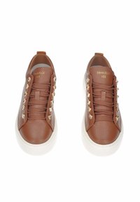 Sneaker in pelle marrone con finitura texture, dettagli in metallo dorato, lacci piatti e suola in gomma bianca. Marchio visibile sulla linguetta.