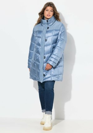 Abrigo acolchado azul claro con cuello alto, diseño acolchado y cierres de botones. La tela parece brillante, con bolsillos laterales.