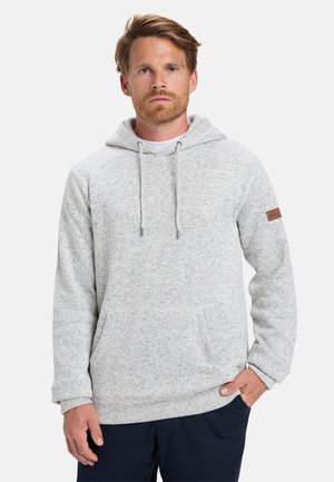Hoodie vaaleanharmaana, jossa on teksturoitu kangas, etutasku, nyörillinen huppu ja ruskea nahkakoriste vasemmassa hihassa.