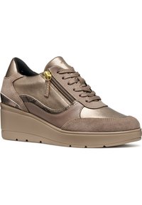 Metallische bronzen sneaker van suede en glad leer, met een wigzool, contrasterende texturen en decoratieve ritsdetails.