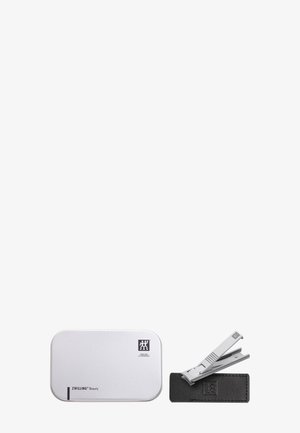 Taille-ongles en métal compact avec étui en cuir noir et boîte de rangement argentée étiquetée Zwilling Beauty sur fond blanc.