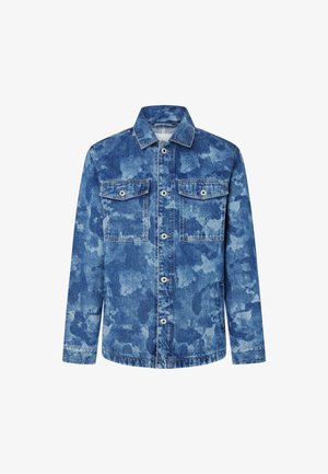 Giacca di denim di colore azzurro chiaro con un motivo sbiadito, dotata di due tasche sul petto, chiusura a bottoni e maniche lunghe.