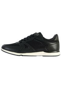 Scarpe sportive nere realizzate con un mix di materiali lisci e texturizzati, caratterizzate da un design con lacci, suola bianca e un branding discreto.