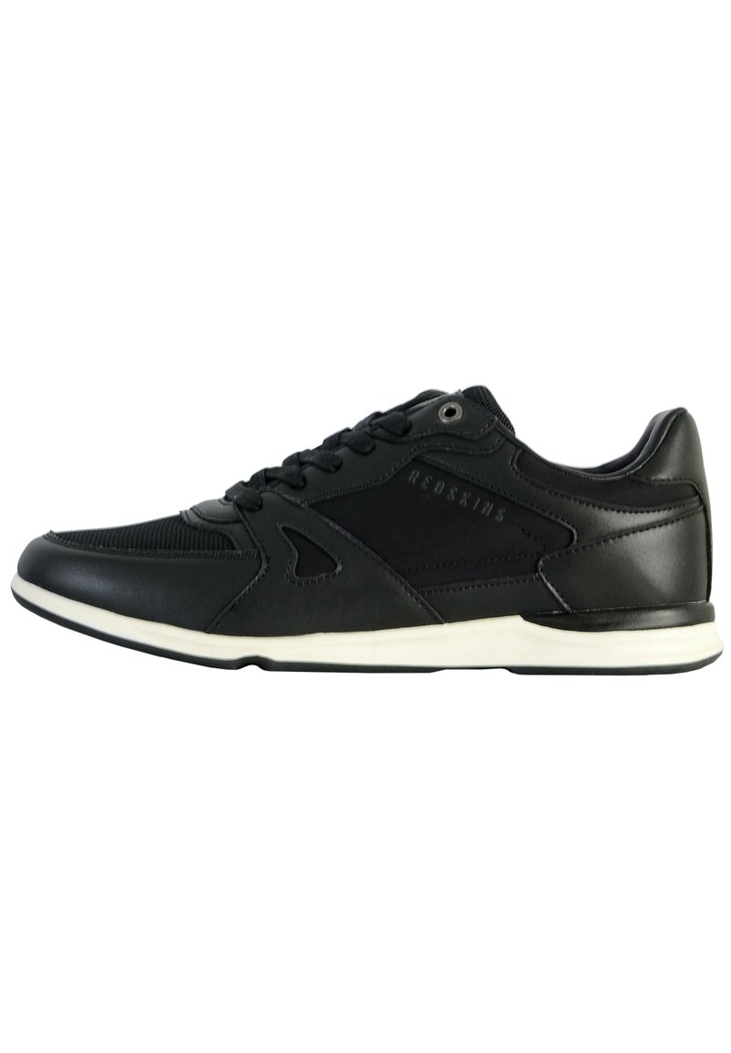 Scarpe sportive nere realizzate con un mix di materiali lisci e texturizzati, caratterizzate da un design con lacci, suola bianca e un branding discreto.
