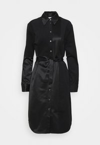 Svart klänning med knäppning framtill, spetskrage och långa ärmar. Tillverkad av en blandning av tyger med satinfinish och inkluderat bälte.