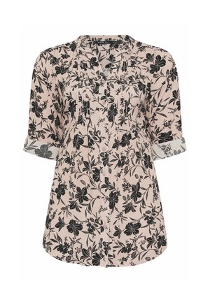 Hellrosa Bluse mit Knöpfen, schwarzem Blumenmuster und aufgerollten dreiviertel Ärmeln.