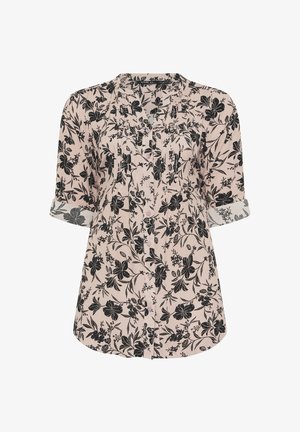 Lichtroze blouse met knoopsluiting, zwart bloemenpatroon en driekwart opgerolde mouwen.