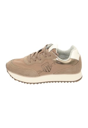 Lysebrun ruskind og stof sneaker med hvid sål, snørebånd foran, polstret krave og subtilt logo på siden.