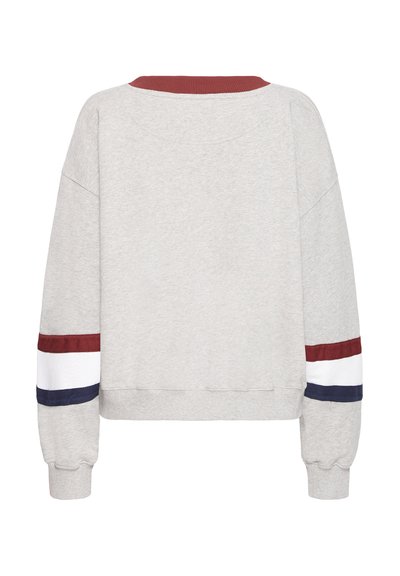 Sweat-shirt gris avec un col côtelé bordeaux, présentant des accents rayés multicolores sur les manches en bordeaux, blanc et marine.