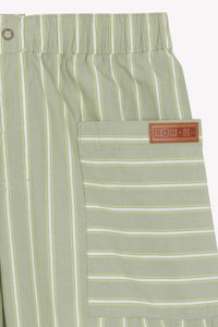 Lys grønne shorts med vertikale hvite og gule striper. Har en elastisk midje og en sidelomme med en brun lærmal.