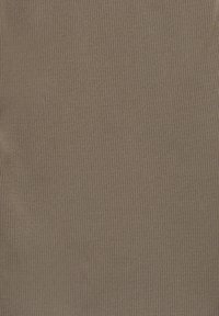 Brun ribbad tyg, med en texturerad yta med vertikala mönster och en slät, flexibel struktur.