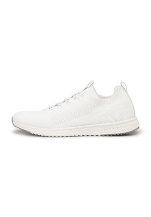 Biały, niskoprofilowy dziany sneaker z wiązaniem z przodu, pętlami do ściągania na języku i pięcie, teksturowaną podeszwą oraz subtelnym oznaczeniem na krawędzi podeszwy.