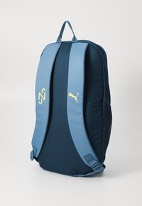 Blauwe rugzak met een tweekleurig ontwerp, met een gestructureerde donkerblauwe basis, lichtblauwe banden, gele branding en een net zijvak.