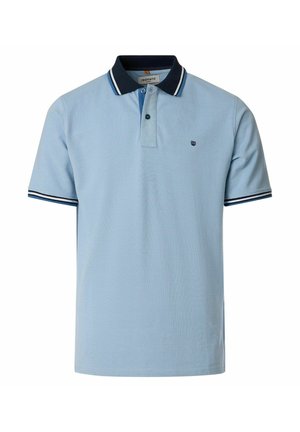 Lichtblauw poloshirt met korte mouwen, donkerblauwe kraag en strepen op de mouwen, twee knoopjes aan de voorkant en een klein donkerblauw logo op de linkerborst.