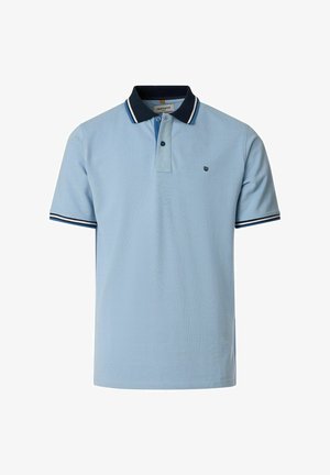 Hellblaues Polohemd mit kurzen Ärmeln, marineblauem Kragen und Ärmelstreifen, Zwei-Knopf-Leiste und kleinem marineblauem Logo auf der linken Brust.