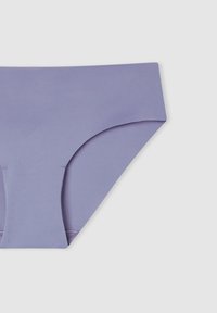 Mutandine bikini in cotone lavanda con un tessuto morbido e design senza cuciture. Presentano una copertura moderata e una vita a media altezza.