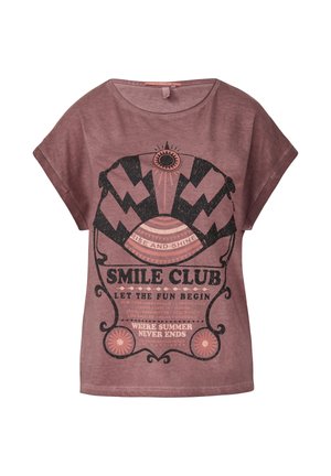 Lila katoen T-shirt met brede mouwen, voorzien van een grafische afdruk in donkere kleuren, inclusief "Smile Club" en decoratieve elementen.
