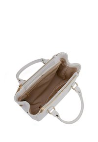 Borsa bianca in pelle con accessori dorati. Presenta un ampio interno foderato in tessuto beige, manici doppi e chiusura a doppia zip.