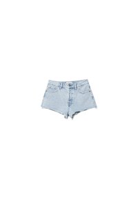 Hellblaue Jeansshorts mit hohem Bund, ausgefranstem Saum und vier Taschen. Verfügt über einen Knopf- und Reißverschluss. Glatte Textur.