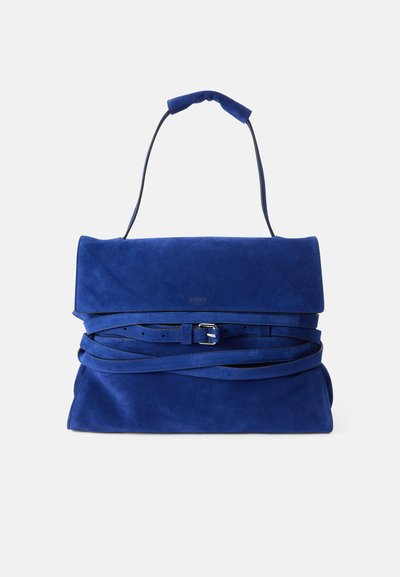 Bolso de piel azul con forma estructurada, que presenta una tapa con solapa, un detalle de cinturón y un asa envuelta en el mismo material.