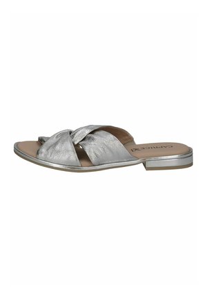 Metallisch zilveren slide-sandalen met gekruiste banden, platte zool en lichtbeige inlegzool; gladde textuur en minimalistisch ontwerp.