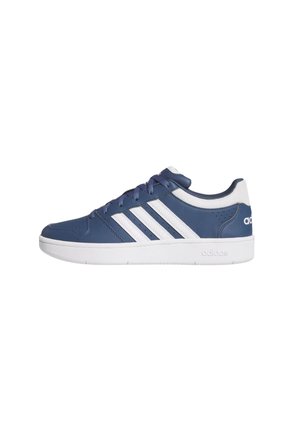 Baskets basses Adidas bleu marine avec bandes blanches, semelle blanche, col de talon blanc et lacets bleu marine, vues de côté.