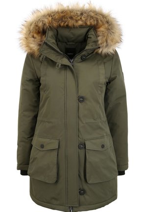 Olivovo zelená parka s kapucňou na umelú srsť, predným zipsom a gombíkovým zapínaním; obsahuje dve veľké predné vrecká a nastaviteľné šnúrky.