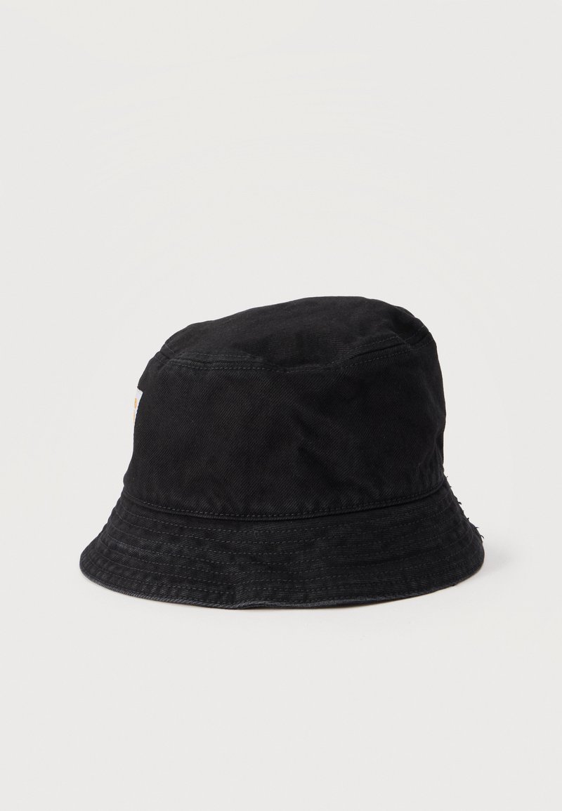 Schwarzer Baumwoll-Bucket-Hut mit gestepptem Rand und rundem Kronenteil vor einfarbigem, hellem Hintergrund.