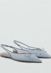 Svetlo modre slingback balerinke s koničastimi prsti, zgornji del iz tkanine, z mašnami in rjavim ravnim podplatom. Gladka tekstura z minimalnimi podrobnostmi.