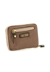 Portafoglio in pelle marrone con tasca frontale con zip, zip dorata e etichetta del marchio Caterina Lucchi su sfondo bianco.