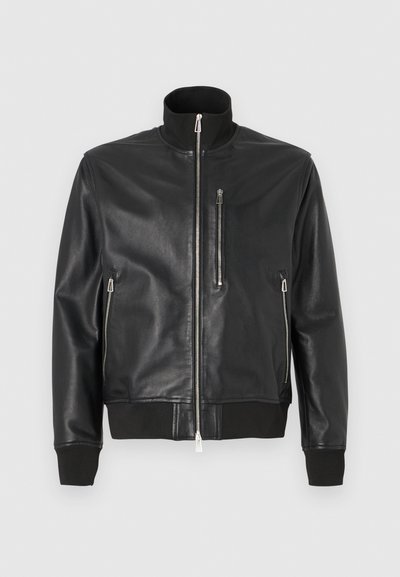 Μαύρο δερμάτινο μπόμπερ μπουφάν με ψηλό γιακά, μπροστινούς φερμουάρ και ριμπ μανσέτες. Λείο υφάσμά με εφαρμοστή σιλουέτα.