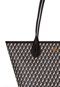 Taška přes rameno s geometrickým vzorem v šedé, krémové a tmavých tónech. Obsahuje pletený kožený detail a zlatý emblém na boku.