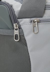 Nike Performance XS DUFFLE 25L UNISEX - Saco de desporto - smoke grey/smoke grey/orange trance