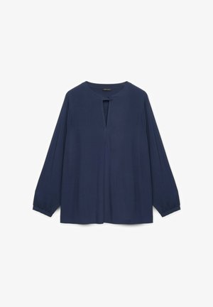 Blusa de manga larga azul marino hecha de tejido suave, con escote redondeado, apertura con placket y un botón, y mangas fruncidas.
