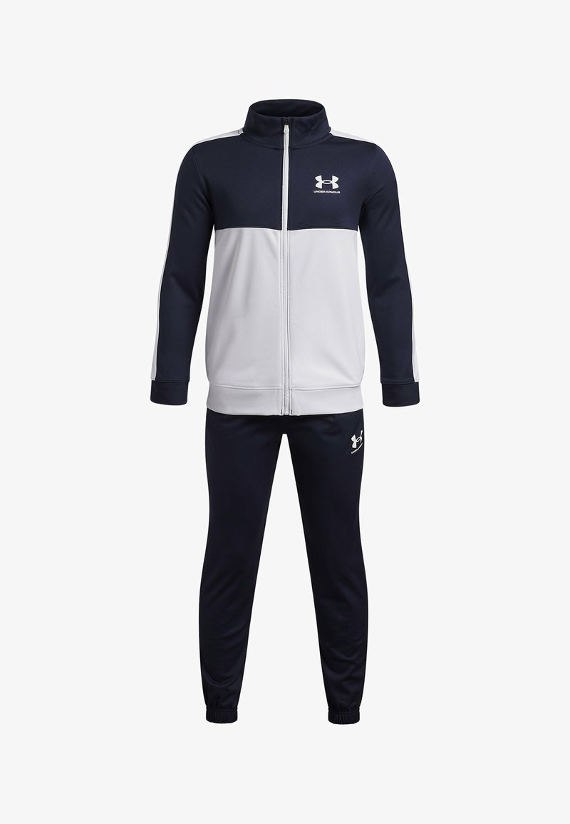 Nakorķēta tumši zila un pelēka sporta tērpa komplekts ar rāvējslēdzēja jaciņu un elastīgu jostasvietas biksēm. Uz tērpa redzams Under Armour logotips un garas piedurknes. Mūsdienīgs piegriezums.