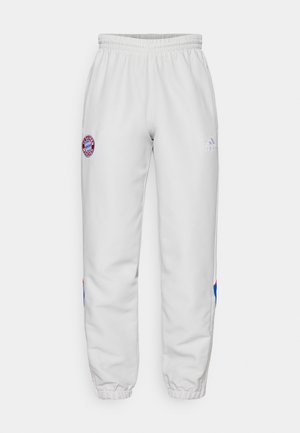 Pantalones deportivos blancos con cintura elástica, que presentan un logotipo circular en el muslo izquierdo y acentos en azul y rojo en los lados.