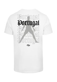 Hvid t-shirt med stort sort tekst, der siger "Portugal", med en grå silhuet i en dynamisk positur og året "2024" nedenfor.