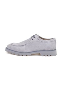 Chaussure en cuir suédé gris à lacets avec un bout arrondi et une semelle texturée. Présente un détail de couture subtil et un design à profil bas.