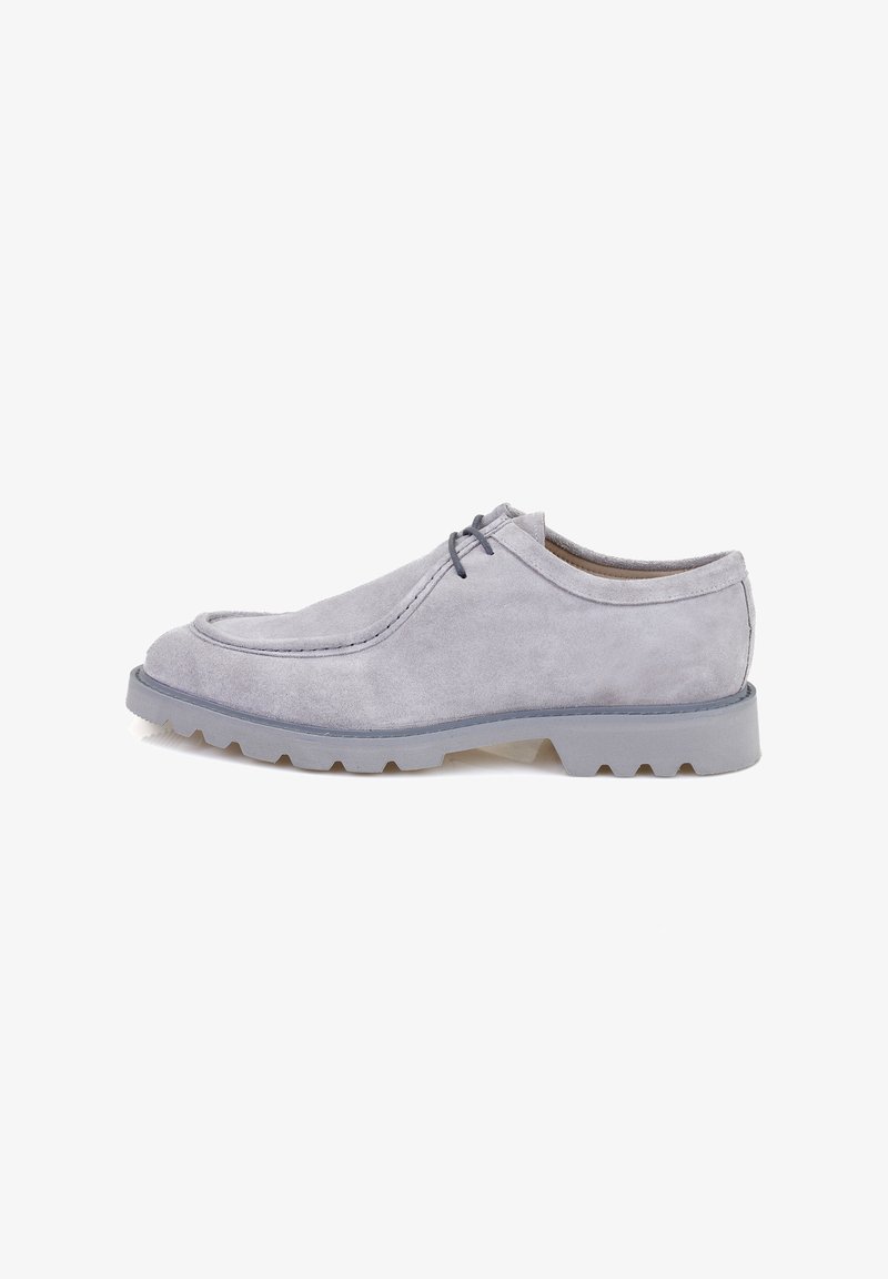 Chaussure en cuir suédé gris à lacets avec un bout arrondi et une semelle texturée. Présente un détail de couture subtil et un design à profil bas.