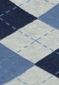 Skarpetka dziana z wzorem w diamenty w kolorze granatowym, jasnoniebieskim i szarym, z akcentami jaśniejszego niebieskiego oraz finezyjnie teksturowanym materiałem.